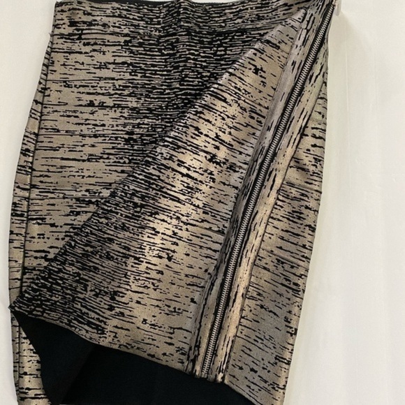 Michael Kors Skirt Size 2 Fitted Zips Up On Side Black/Silver in EUC - Picture 2 of 4